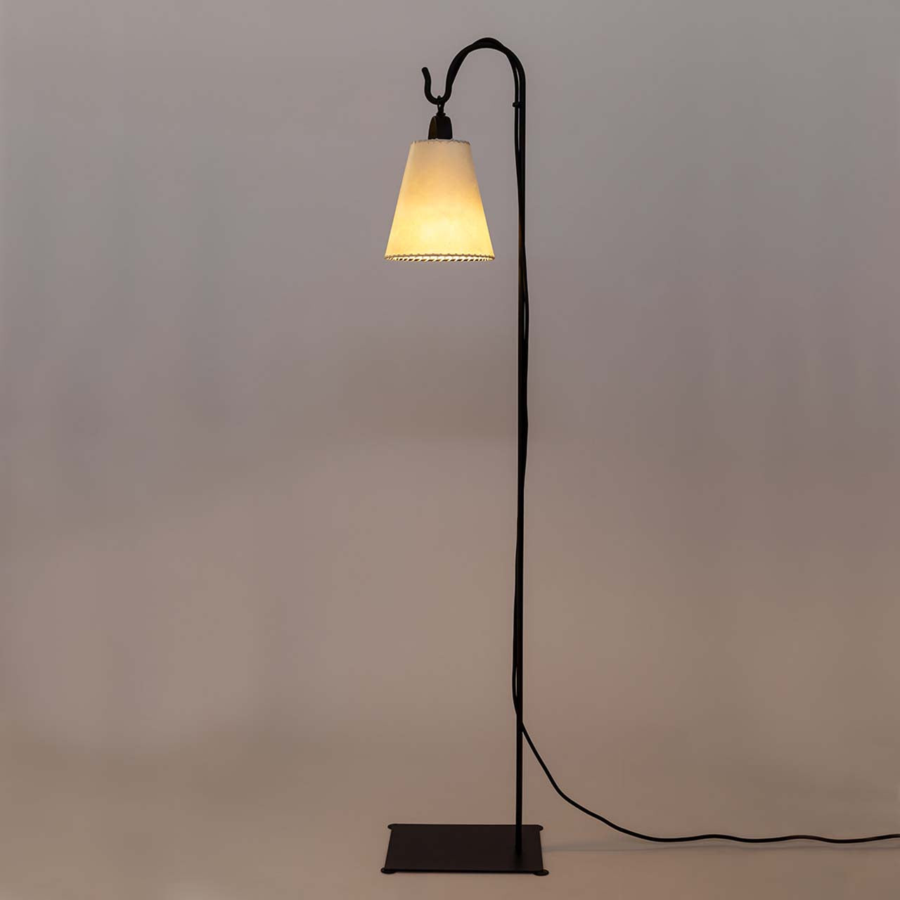Lámpara Cencerro Pergamino Base Fierro Lectura (130cms de alto)